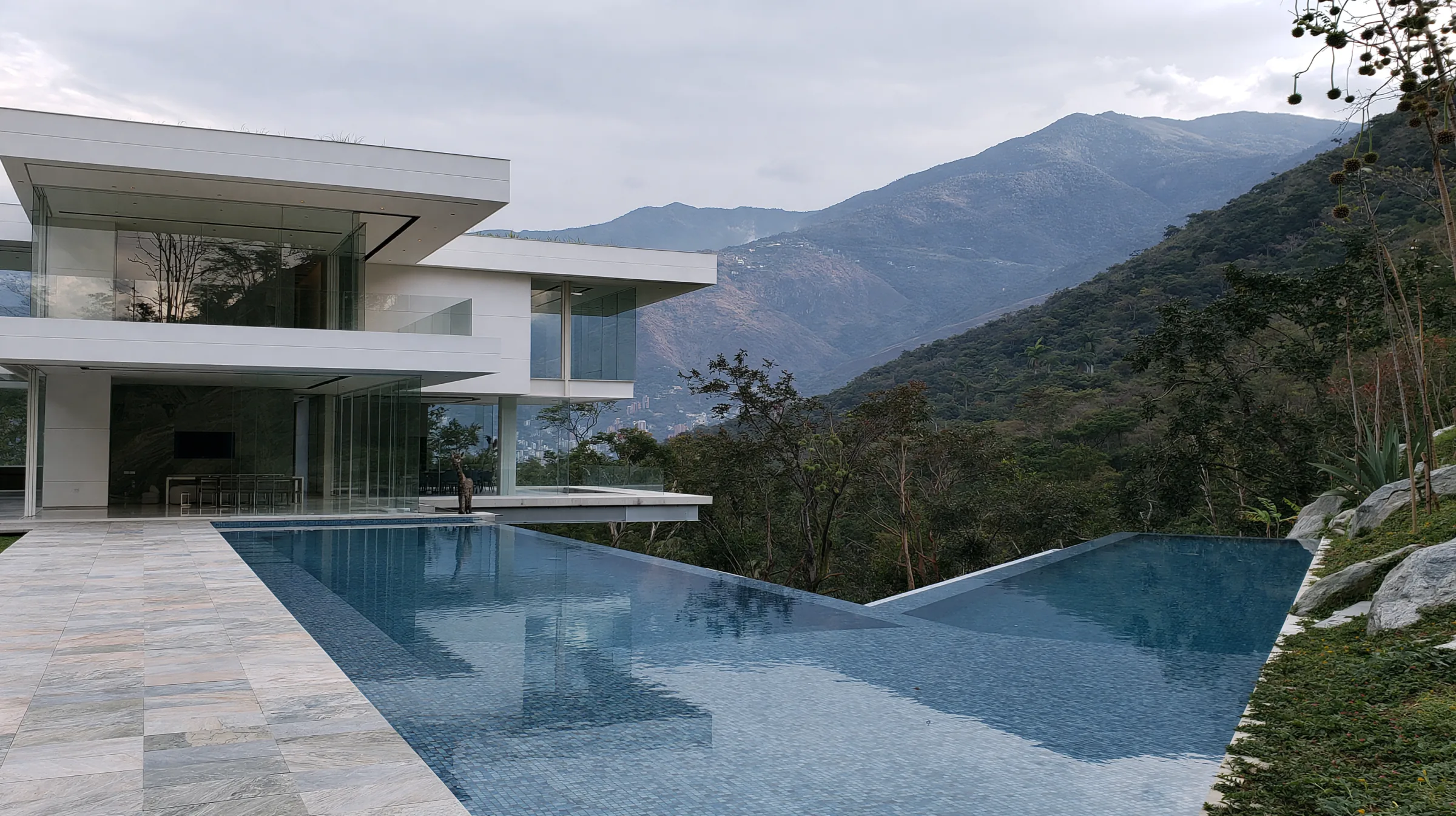 Visualización conceptual de una vivienda contemporánea frente a la montaña de Caracas